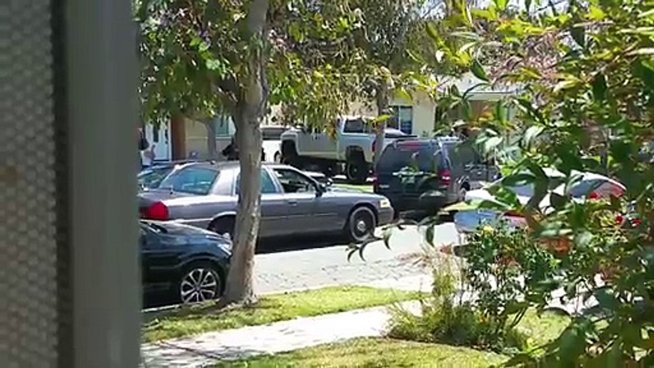 Un Policier américain détruit le smartphone d'une femme qui filmait...