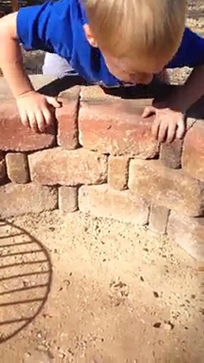 Ce gamin prend la queue d'un lézard et la mange !