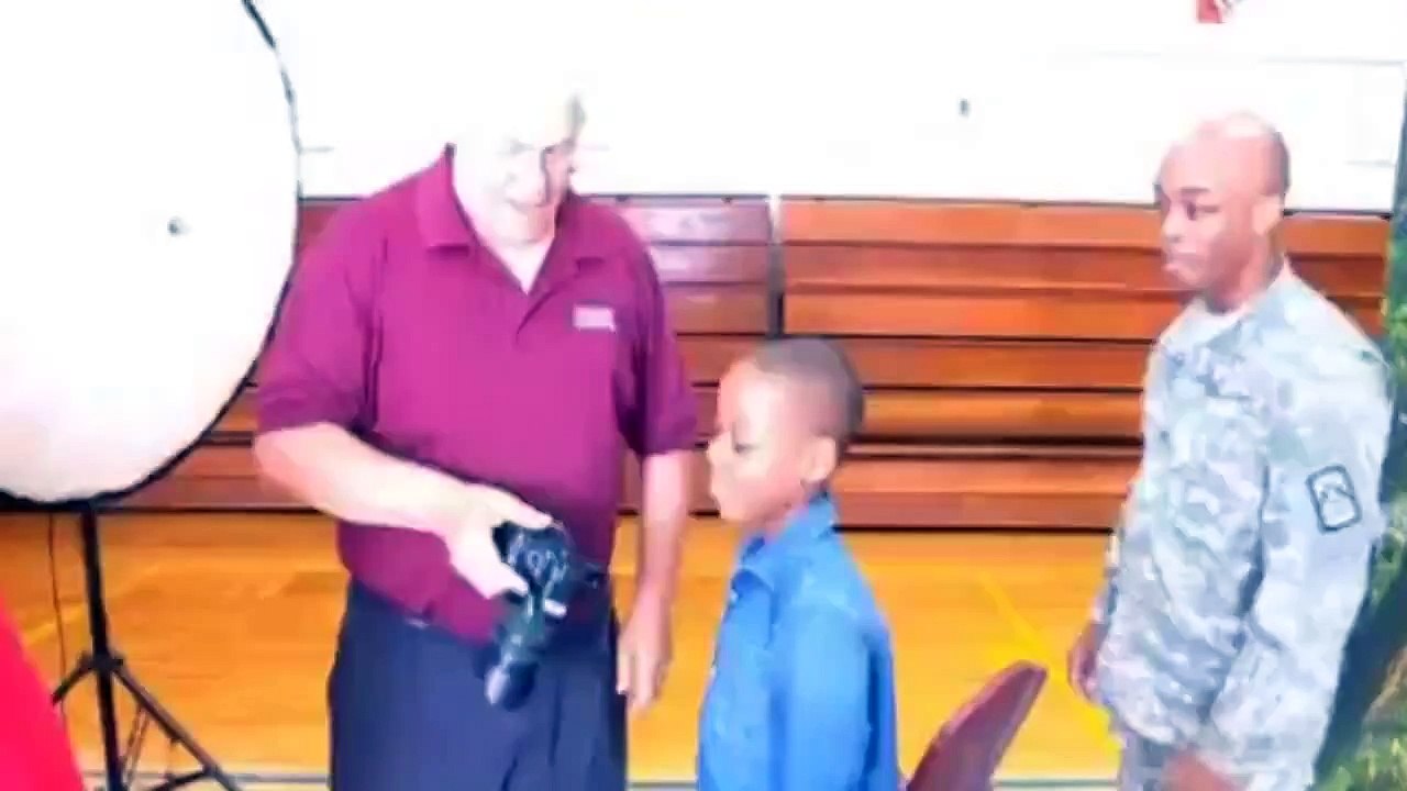 Returning soldier surprises son with adorable school picture photobomb