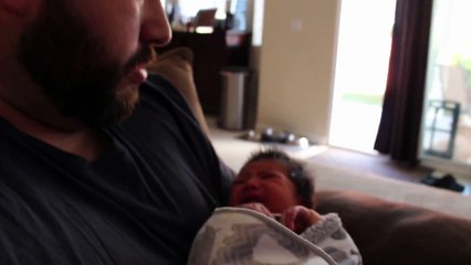 Un bébé se rendort avec la respiration de Dark Vador