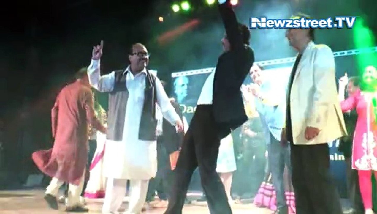 SRK makes Amar Singh dance