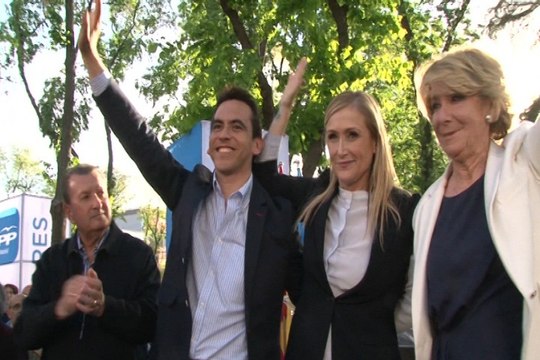 Aguirre y Cifuentes reciben protestas en medio mítin