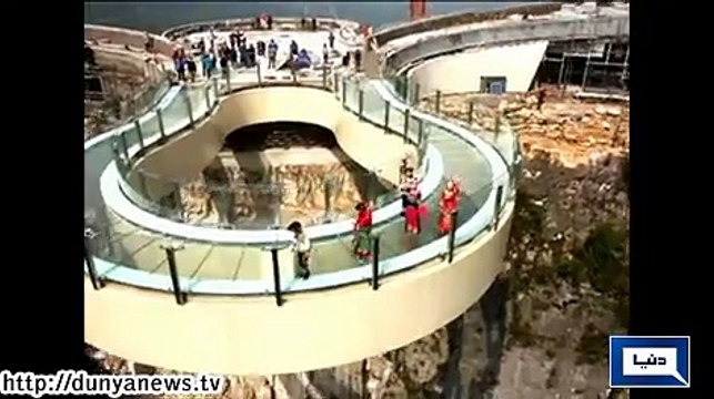 Dunya News - China: Glass skywalk attracts tourists