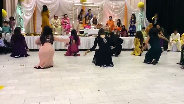 Superb Mehndi Dances Performance Pakistani Wedding