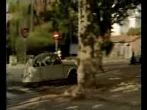 Les Gendarmes à St Tropez 2CV en folie