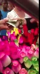 Newyork metrosundaki adamın çiçek satan kıza kaba davranması kızı göz yaşlarına boğdu