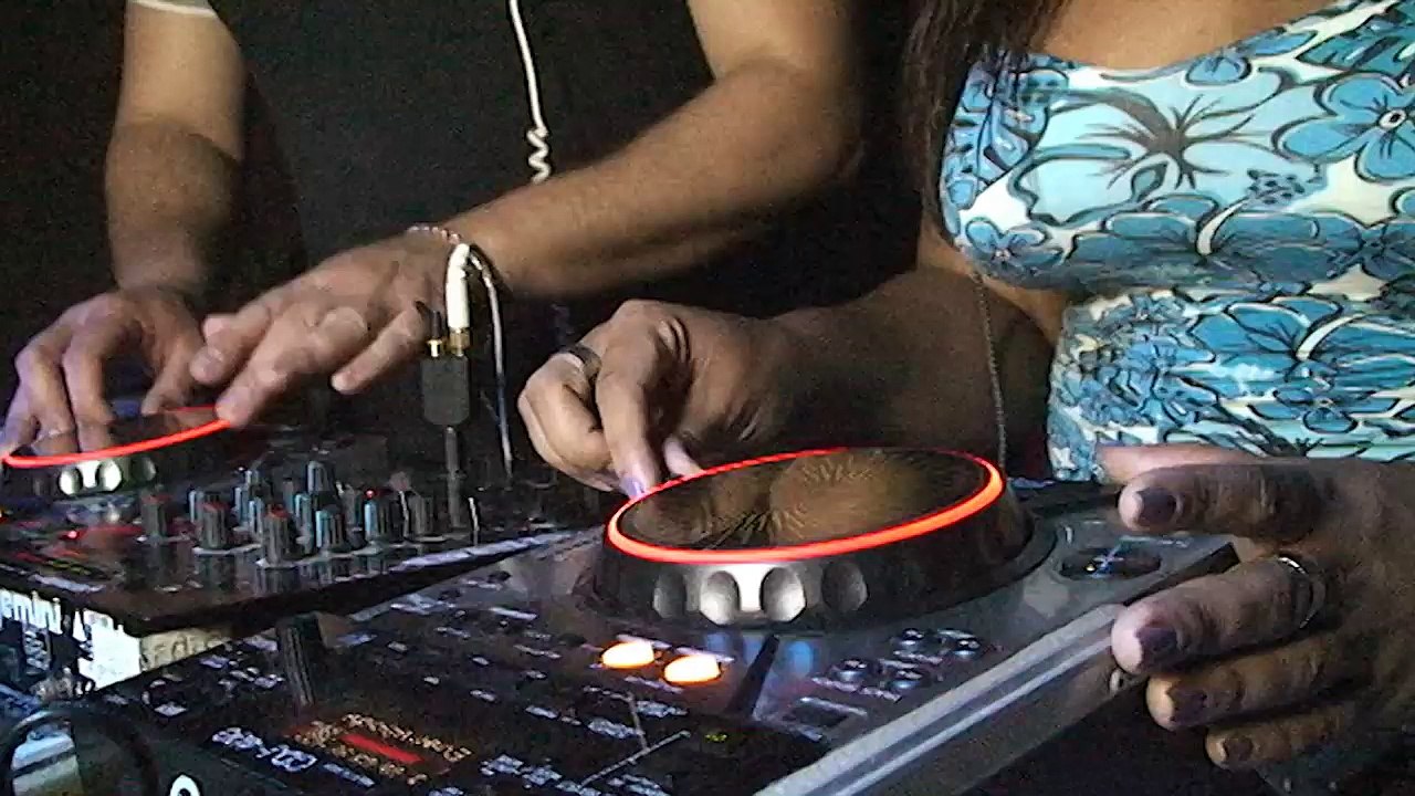 Aspirantes a Dj praticam seu talento no SINÔNIMO LAPA