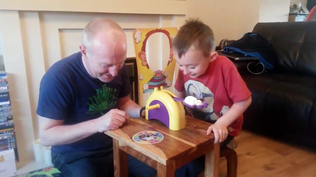 Jeu de la tarte à la crème avec grand-père