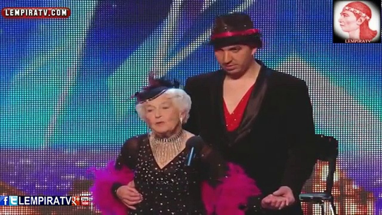 ABUELA DE 80 SORPRENDE A TODOS BAILANDO SALSA