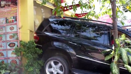 Mira el aparatoso choque de una camioneta retrocediendo