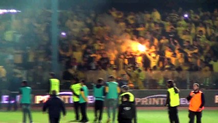 Οι παίκτες της ΑΕΛ πανηγυρίζουν με τους οπαδούς