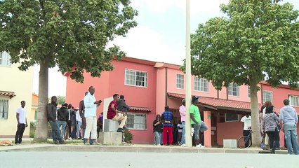 Sobreviventes de naufrágio se juntam à migrantes na Sicília