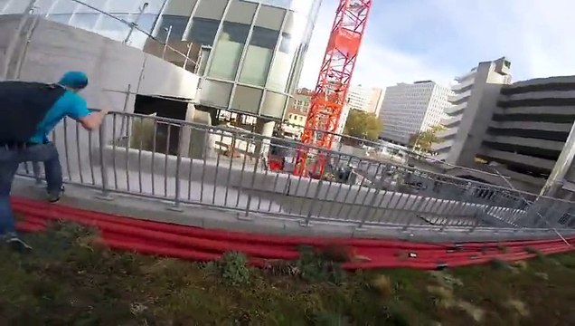 Base jump depuis la Tour Incity de Lyon ! Délirant et complètement fou !