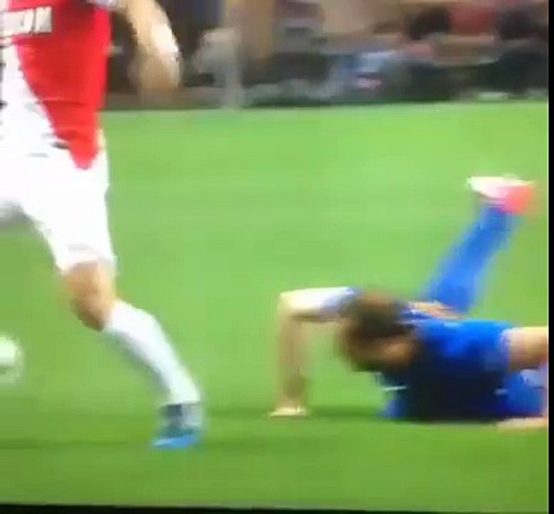سذاجة كيلليني تتسبب في إنذاره