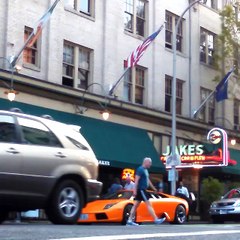 Un dingue roule en vélo sur le toit d'une Lamborghini ...