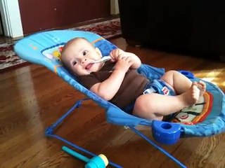 INCROYABLE: Ce Bébé fait des Abdos dans son Transat