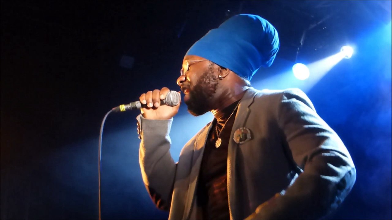 Ras Mac Bean backed by Korodjo sound a l'Akwaba - Lion is king (live)