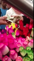 YouTube: Hombre compra 140 rosas y las regala entre los pasajeros del metro