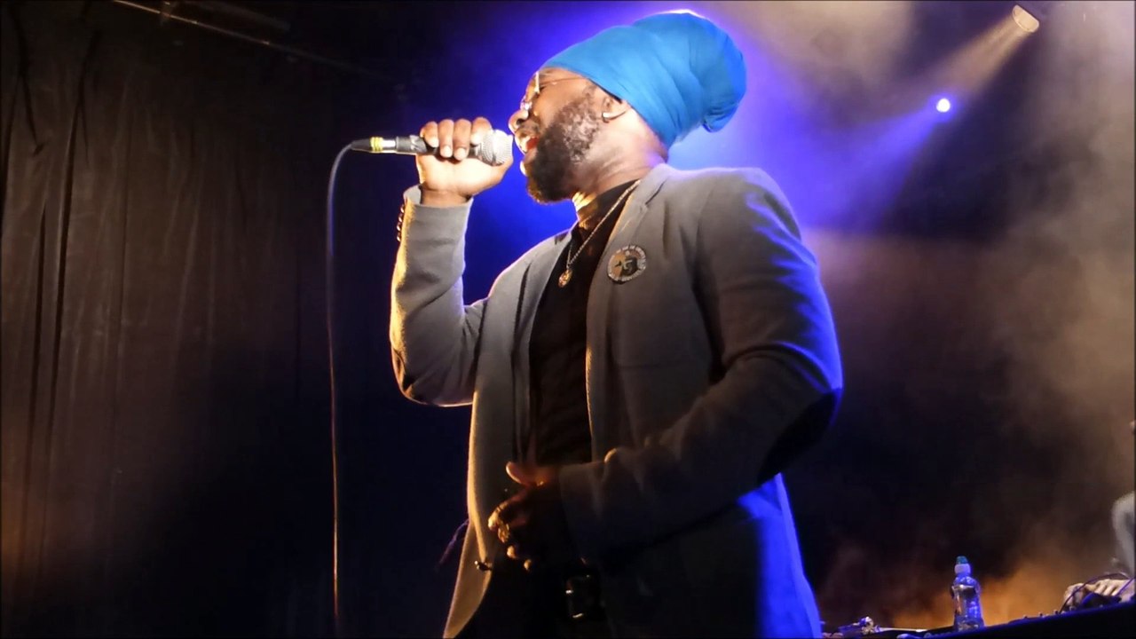 Ras Mac Bean backed by Korodjo sound a l'Akwaba - Hocuspocus (live)