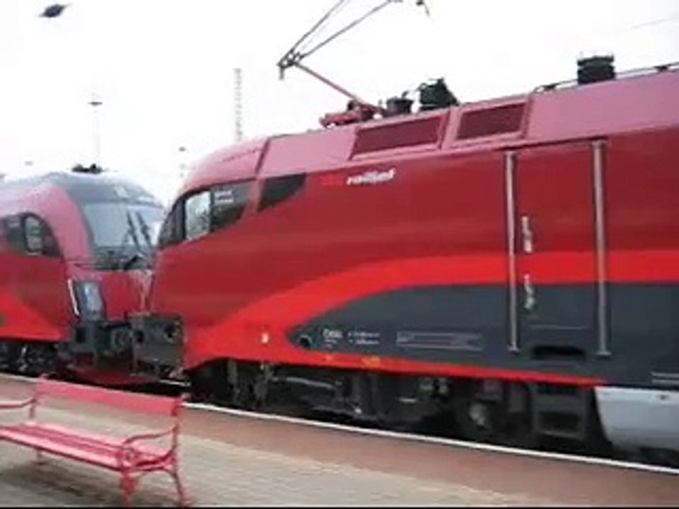 Train - railjet - leaves Hungary - Bahn Railjet