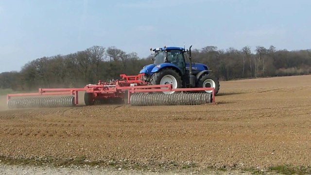 New Holland T7 250 - roulage de pois proteagineux