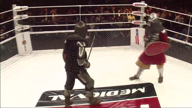 Combat MMA médiéval entre 2 chevaliers : DINGUE!