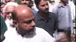 Dunya News - Imran Ismail crowds polling stations bringing dozens of people, MQM levels allegations