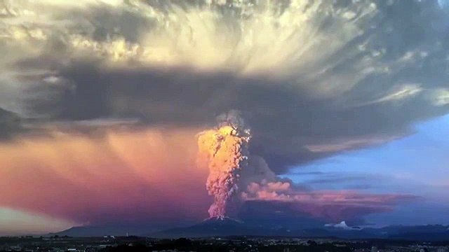 Şili'de yanardağ patladı