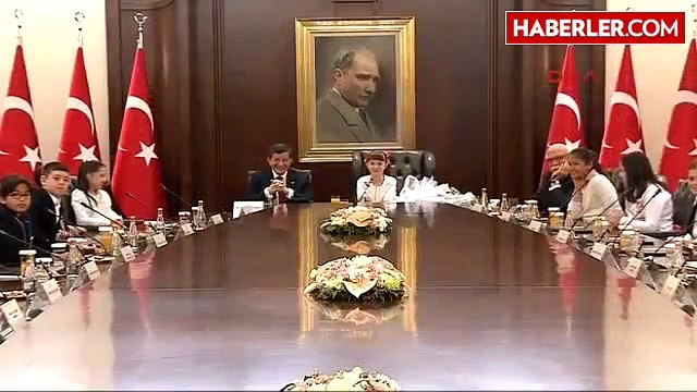 Başbakan Davutoğlu, Koltuğunu İlkokul Öğrencisi Pelinsu'ya Devretti
