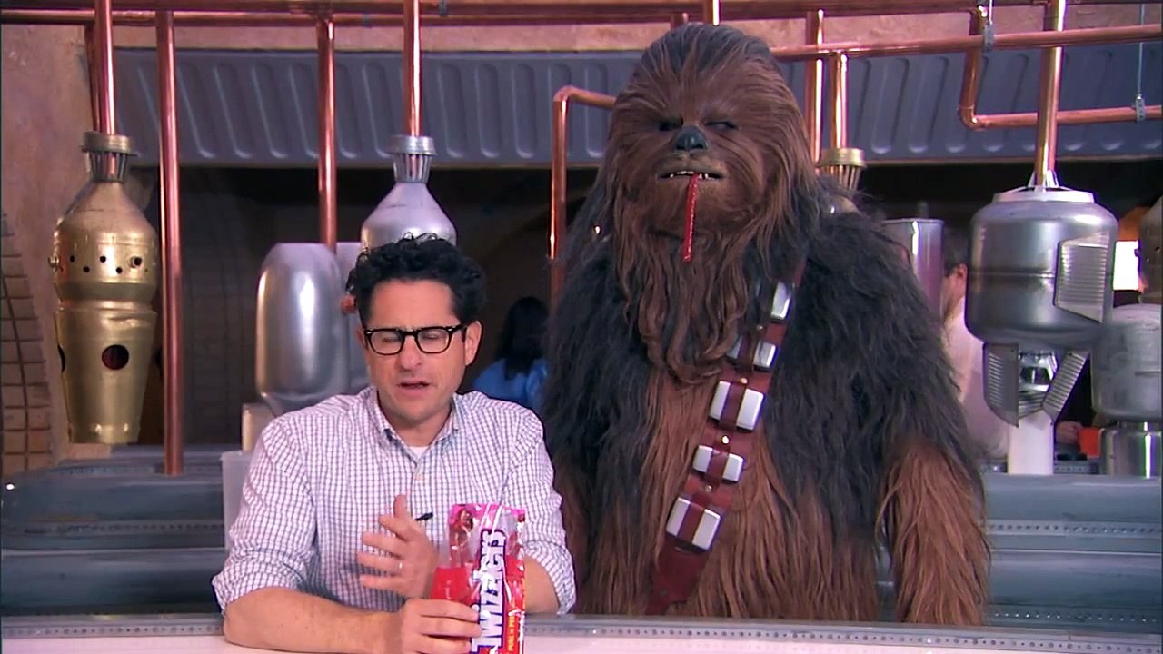 J.J. Abrams & Chewbacca se roulent des pelles pour le #TwizzlerChallenge