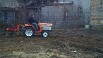 Mały ciągniczek ogrodniczy Kubota 1502 z kultywatorem. www.traktorki.waw.pl