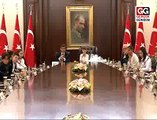 Davutoğlu koltuğunu Pelinsu Topraksoy'a devretti