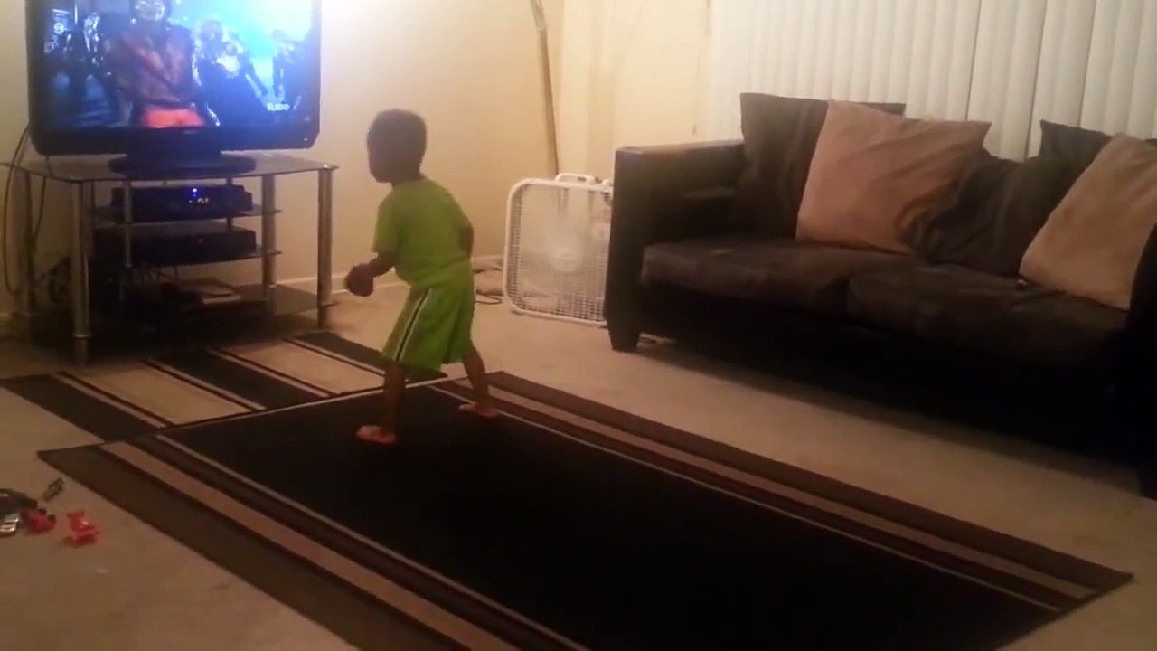Un petit danse sur Thriller de Michael Jackson !