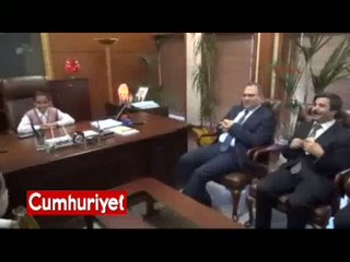 Koltuğa oturdu, dondurma istedi