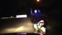 Policía se cree Chuck Norris y tira de una patada a un motorista