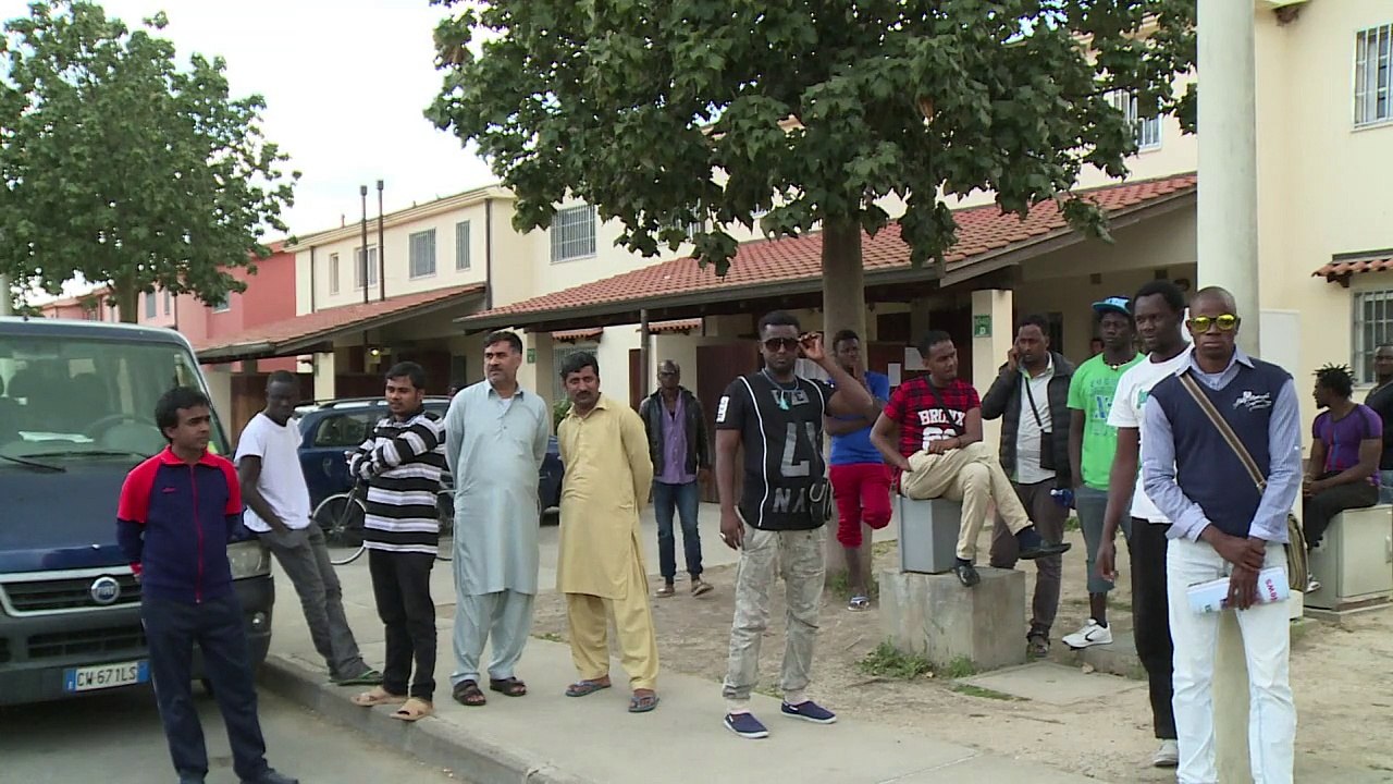 Überlebende von Schiffskatastrophe in riesigem Flüchtlingslager