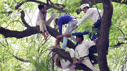 Shah Rukh REACTS over farmers suicide in AAP rally