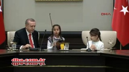 Küçük Kızın Cumhurbaşkanı Erdoğan'a Armağan Ettiği Parça