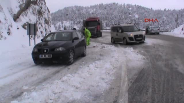 Seydişehir-Antalya Yolu Kar Yağışı Nedeniyle Trafiğe Kapandı