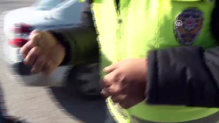 Ruhsat içinde polise uyuşturucu verdi