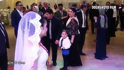 Gelinin Babası İle Yaptığı Ağlatan Dans..