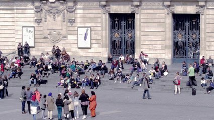 Il jette un gobelet à la poubelle, ce qui lui arrive va vous étonner… !