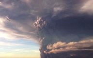 Drone, accéléré ou hélicoptère: les vidéos les plus impressionnantes de l'éruption du volcan Calbuco