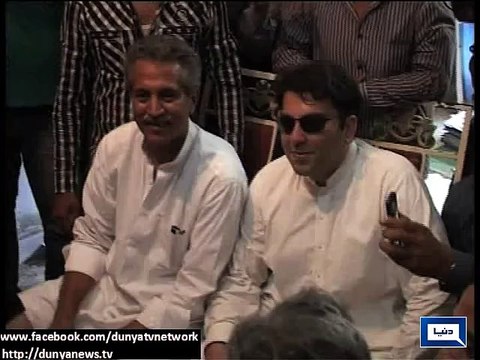 Dunya News - PTI’s Imran Ismail visited MQM’s camp and was warmly welcomed (RAW FOOTAGE)