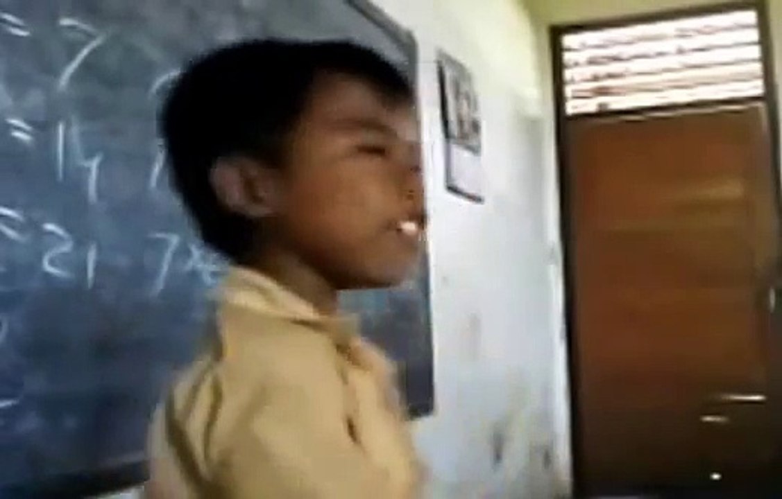 Anak Kecil Nyanyi Garuda Pancasila Dijamin Ngakak !