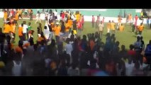 Fildişi Sahili - Kamerun maçında seyirciler sahayı işgal etti