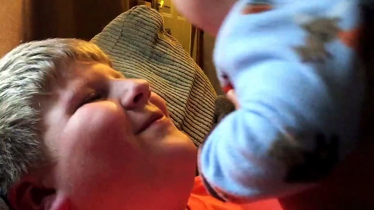 Ne pas jouer avec un bébé qui vient de manger !