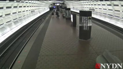 Mira el asombroso rescate de una persona en silla de ruedas que cayó a rieles del metro