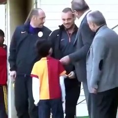 Bakın Abdurrahim Albayrak Şehit savcının oğlunu Sneijder'a nasıl tanıştırıyor.