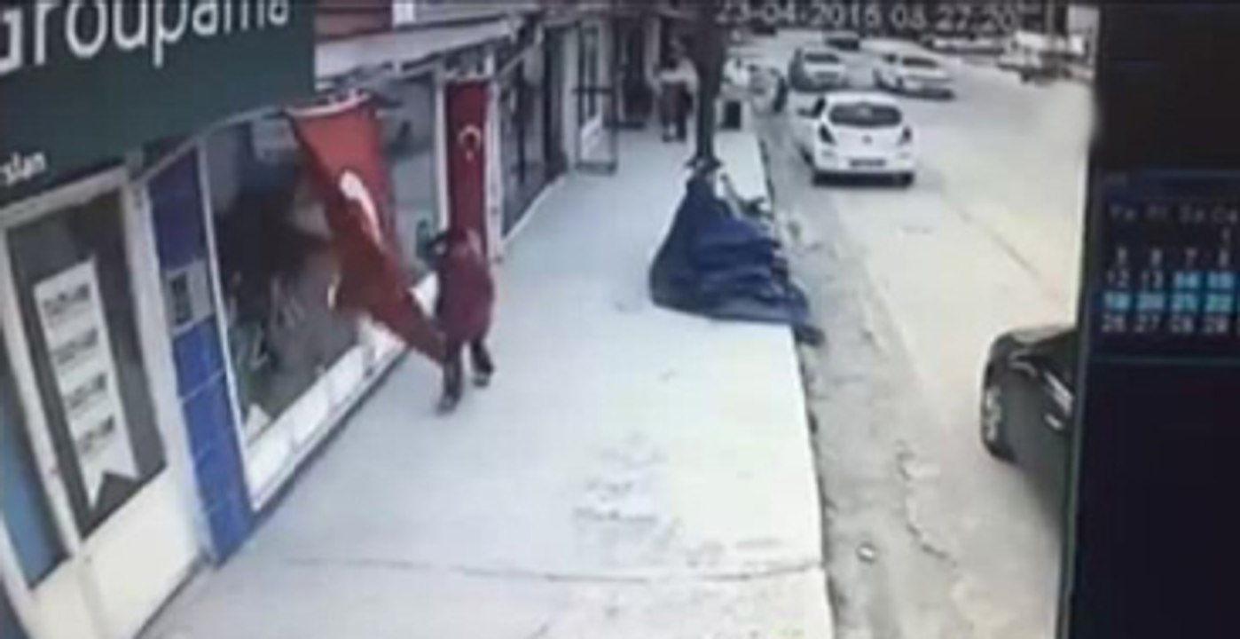 Rüzgarın Savurduğu Bayrağı Öpen Çocuk, İlgi Odağı Oldu